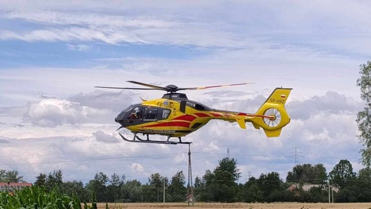 Wypadek w&nbsp;Sadkowej Górze. Lądował śmigłowiec LPR, 63-letnia kobieta zabrana do&nbsp;szpitala [AKTUALIZACJA]