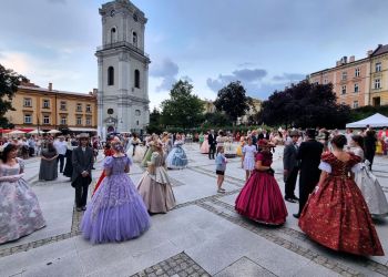 Letni Bal Epokowy w Przemyślu przerwany przez ulewę 3 - Polskie Radio Rzeszów Letni Bal Epokowy w Przemyślu przerwany przez ulewę
