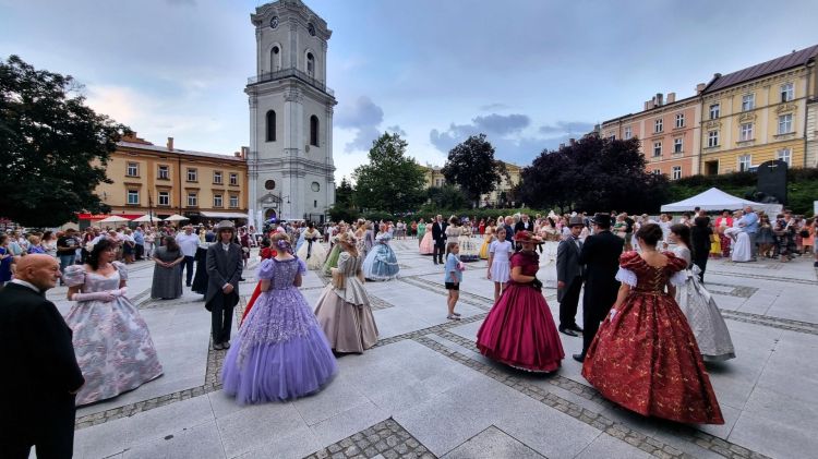 Letni Bal Epokowy w Przemyślu przerwany przez ulewę 1 - Polskie Radio Rzeszów Letni Bal Epokowy w Przemyślu przerwany przez ulewę