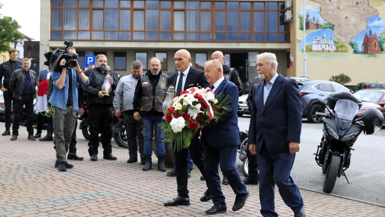 Motocykliści oddali hołd Obrońcom Birczy 1 - Polskie Radio Rzeszów Motocykliści oddali hołd Obrońcom Birczy