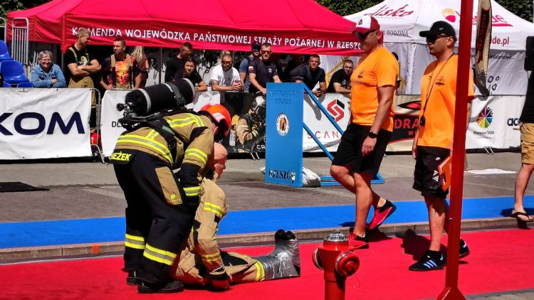 Najtwardsi strażacy rywalizują w&nbsp;Rzeszowie. Trwają Mistrzostwa Polski