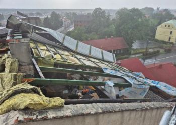 Nawałnica nad Stalową Wolą. Zerwane dachy, podtopienia i powalone drzewa 2 - Polskie Radio Rzeszów Nawałnica nad Stalową Wolą. Zerwane dachy, podtopienia i powalone drzewa