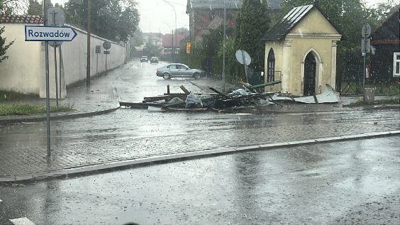 Nawałnica nad Stalową Wolą. Zerwane dachy, podtopienia i powalone drzewa - Polskie Radio Rzeszów