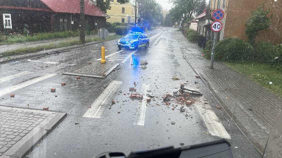 Nawałnica nad Stalową Wolą. Zerwane dachy, podtopienia i powalone drzewa - Polskie Radio Rzeszów