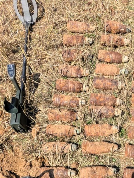Niebezpieczne znalezisko podczas prac polowych w Kępiu Zaleszańskim 1 - Polskie Radio Rzeszów Niebezpieczne znalezisko podczas prac polowych w Kępiu Zaleszańskim