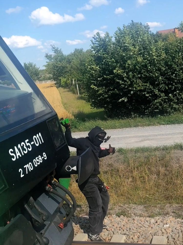 O krok od tragedii na torach w powiecie mieleckim. Mężczyzna próbował wspiąć się na dach pociągu 1 - Polskie Radio Rzeszów O krok od tragedii na torach w powiecie mieleckim. Mężczyzna próbował wspiąć się na dach pociągu