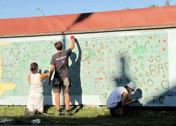 Pierwszy mural w Dynowie. Młodzi artyści zmieniają przestrzeń miasta 3 - Polskie Radio Rzeszów Pierwszy mural w Dynowie. Młodzi artyści zmieniają przestrzeń miasta