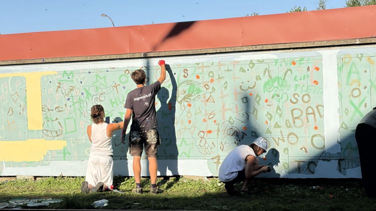Pierwszy mural w Dynowie. Młodzi artyści zmieniają przestrzeń miasta 1 - Polskie Radio Rzeszów Pierwszy mural w Dynowie. Młodzi artyści zmieniają przestrzeń miasta