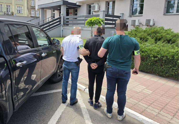 Ponad 3 kilogramy narkotyków i 200 tys. zł w gotówce. 24-latek z Przemyśla aresztowany 1 - Polskie Radio Rzeszów Ponad 3 kilogramy narkotyków i 200 tys. zł w gotówce. 24-latek z Przemyśla aresztowany