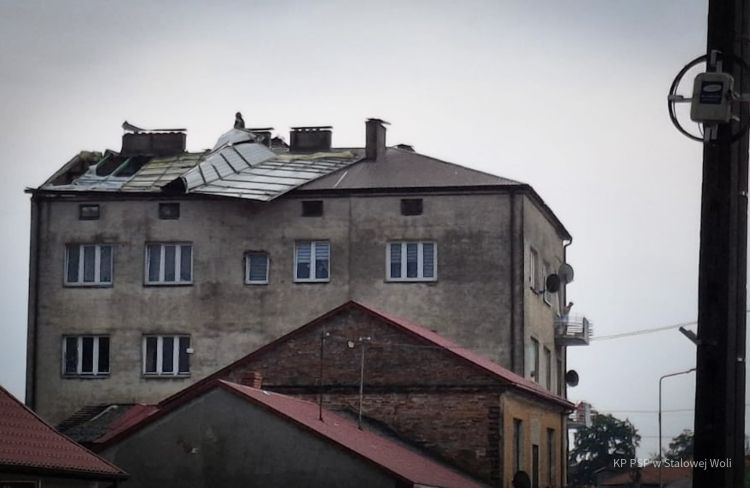Nawałnica nad Stalową Wolą. Zerwane dachy, podtopienia i powalone drzewa 6 - Polskie Radio Rzeszów Nawałnica nad Stalową Wolą. Zerwane dachy, podtopienia i powalone drzewa - Polskie Radio Rzeszów