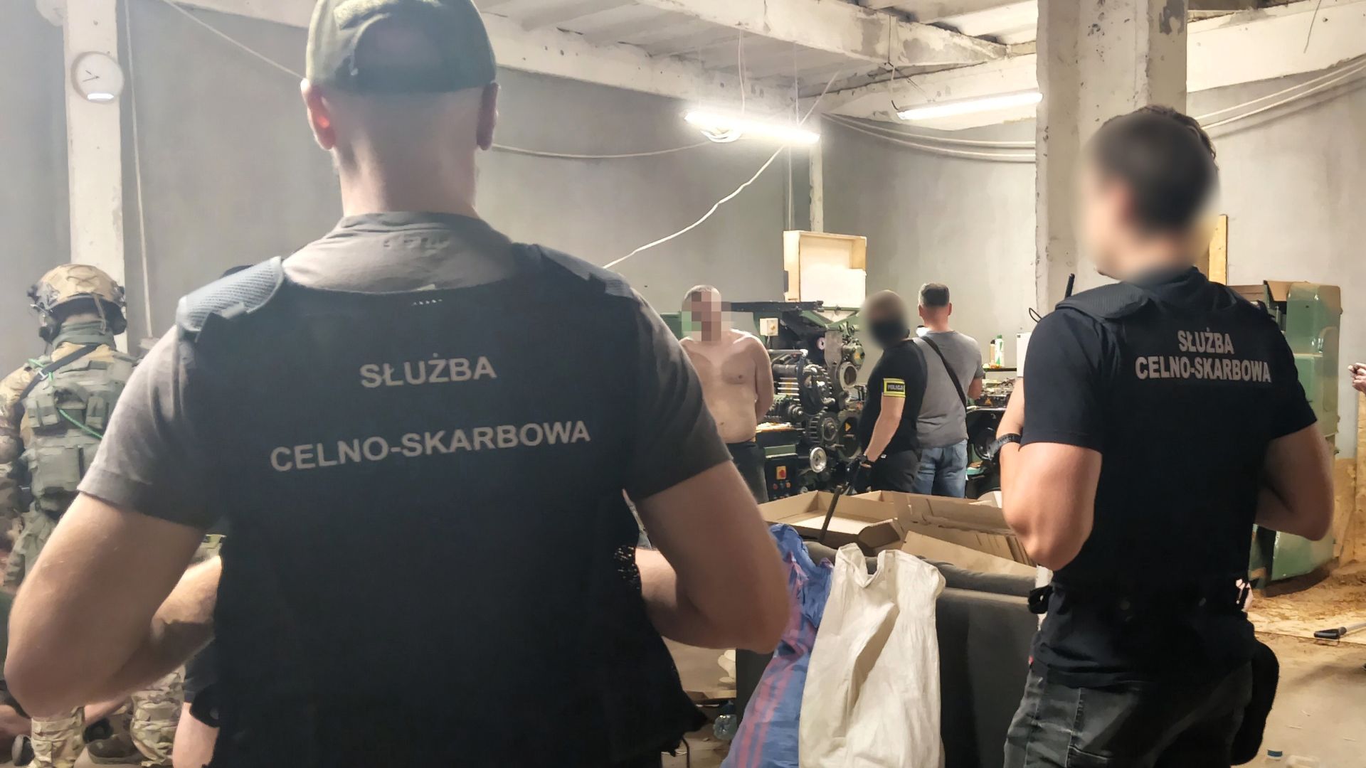 Ponad milion nielegalnych papierosów i dwie tony tytoniu. Zlikwidowano fabrykę w Mławie 7 - Polskie Radio Rzeszów Ponad milion nielegalnych papierosów i dwie tony tytoniu. Zlikwidowano fabrykę w Mławie - Polskie Radio Rzeszów