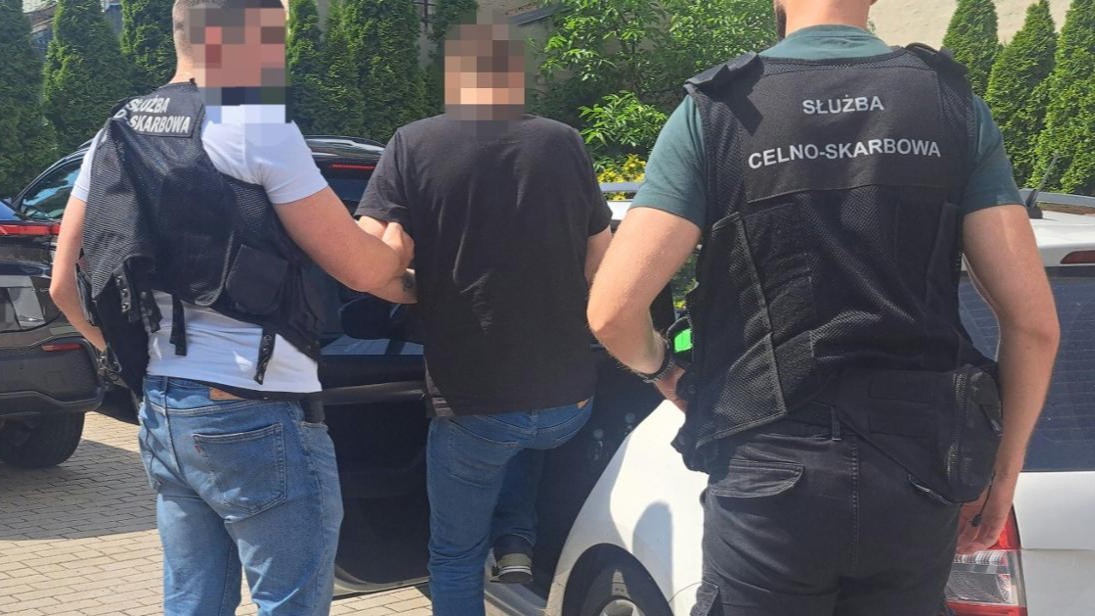 Ponad milion nielegalnych papierosów i dwie tony tytoniu. Zlikwidowano fabrykę w Mławie 6 - Polskie Radio Rzeszów Ponad milion nielegalnych papierosów i dwie tony tytoniu. Zlikwidowano fabrykę w Mławie - Polskie Radio Rzeszów