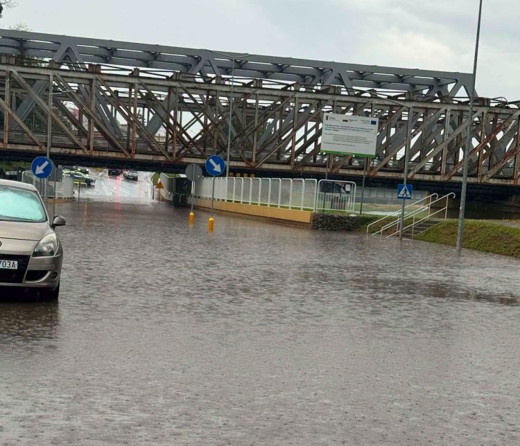 Potężna ulewa w&nbsp;Przemyślu. Służby usuwają skutki podtopień