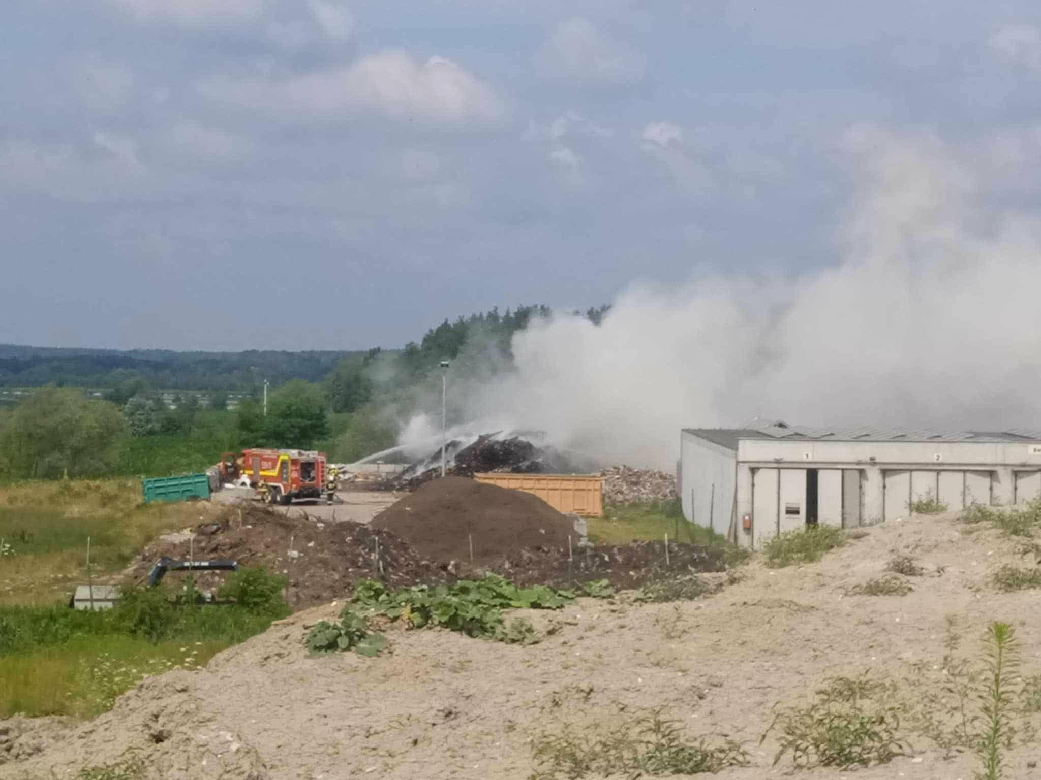 Pożar składowiska odpadów w Kozodrzy. W akcji 65 strażaków 3 - Polskie Radio Rzeszów Pożar składowiska odpadów w Kozodrzy. W akcji 65 strażaków - Polskie Radio Rzeszów