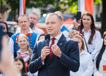 Prezydent Karol Nawrocki odwiedził Dębicę. Spotkanie z mieszkańcami 3 - Polskie Radio Rzeszów Prezydent Karol Nawrocki odwiedził Dębicę. Spotkanie z mieszkańcami