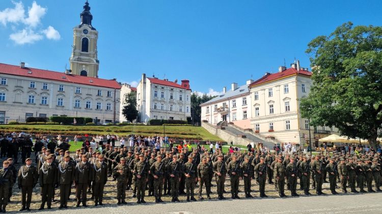 Przysięga wojskowa w Przemyślu. 74 nowych żołnierzy w brygadzie 1 - Polskie Radio Rzeszów Przysięga wojskowa w Przemyślu. 74 nowych żołnierzy w brygadzie