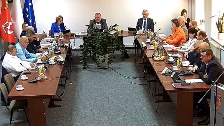 Radni zgodzili się na&nbsp;analizę połączenia szpitala w&nbsp;Sędziszowie z&nbsp;lecznicą w&nbsp;Rzeszowie