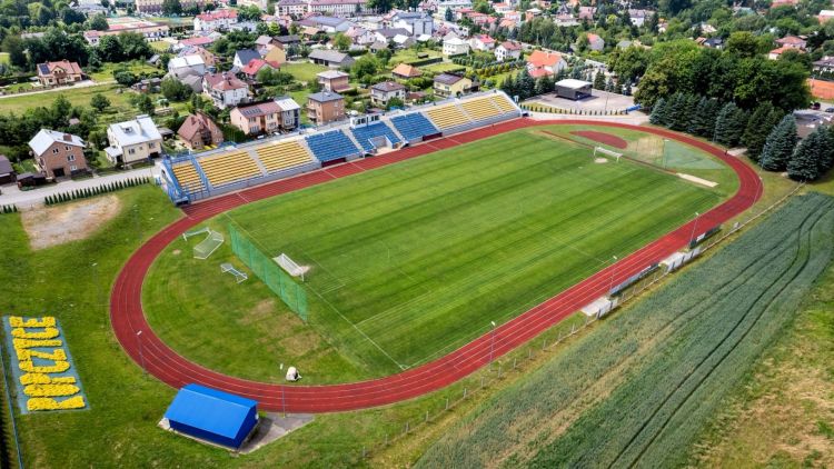 Remont bieżni na Stadionie Miejskim w Ropczycach 1 - Polskie Radio Rzeszów Remont bieżni na Stadionie Miejskim w Ropczycach