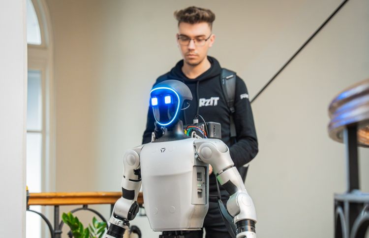 Radio Biwak zaprasza na&nbsp;spotkanie z&nbsp;robotem humanoidalnym Alfem Pierwszym i&nbsp;Polonusami