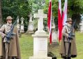 Rozpoczęły się uroczystości w&nbsp;Radrużu. Prezydent Karol Nawrocki oddaje hołd ofiarom OUN-UPA