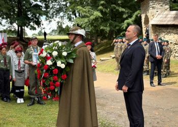 Rozpoczęły się uroczystości w&nbsp;Radrużu. Prezydent Karol Nawrocki oddaje hołd ofiarom OUN-UPA