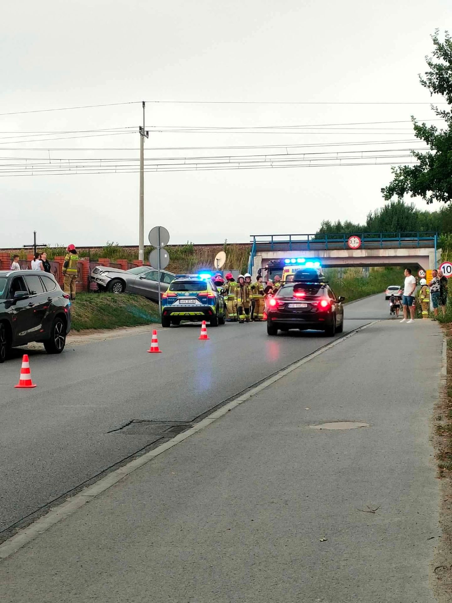 17-latek uderzył Mercedesem w ogrodzenie cmentarza w Rudnej Wielkiej. Dwie osoby trafiły do szpitala 3 - Polskie Radio Rzeszów 17-latek uderzył Mercedesem w ogrodzenie cmentarza w Rudnej Wielkiej. Dwie osoby trafiły do szpitala - Polskie Radio Rzeszów