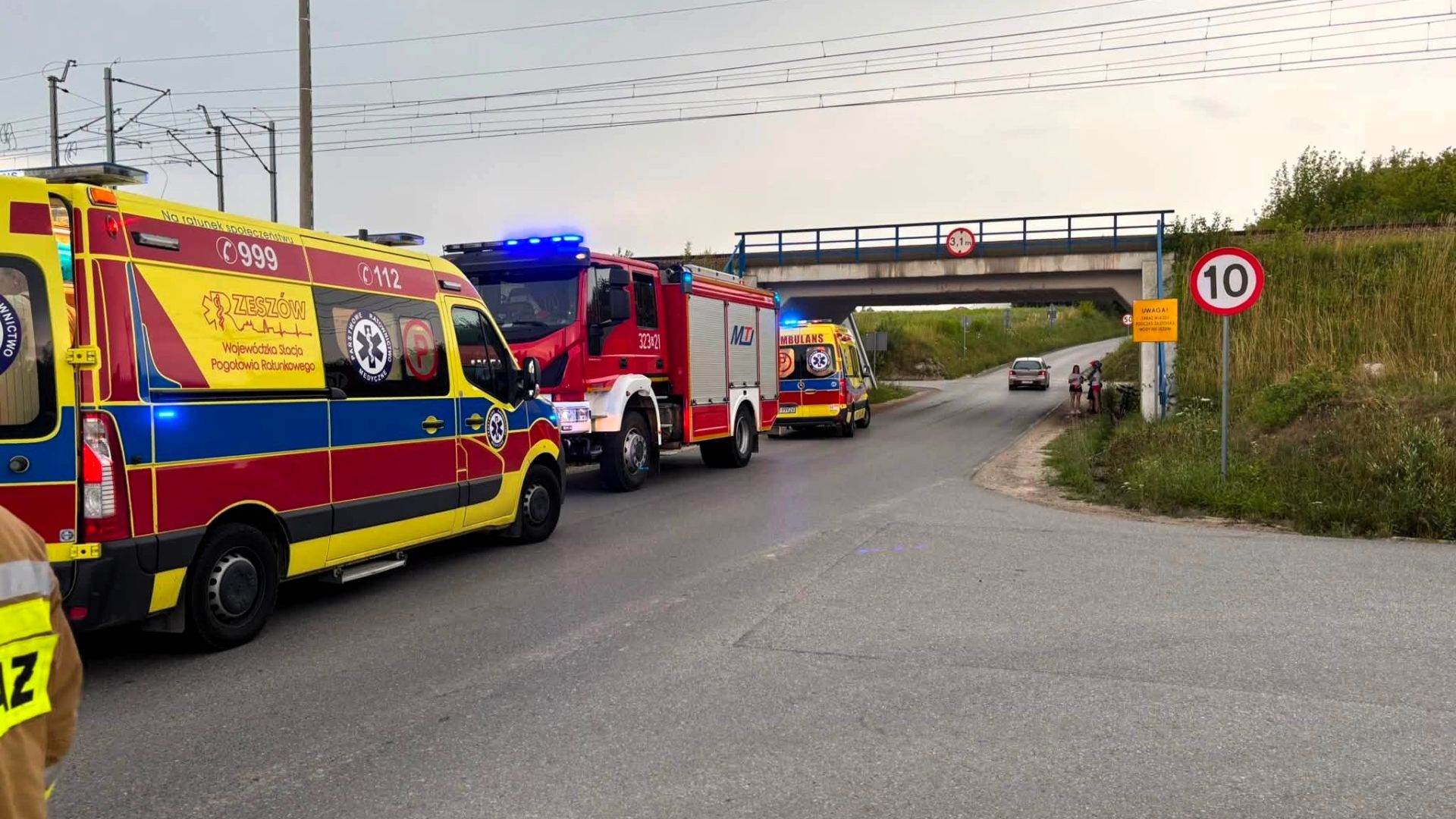 17-latek uderzył Mercedesem w ogrodzenie cmentarza w Rudnej Wielkiej. Dwie osoby trafiły do szpitala 2 - Polskie Radio Rzeszów 17-latek uderzył Mercedesem w ogrodzenie cmentarza w Rudnej Wielkiej. Dwie osoby trafiły do szpitala - Polskie Radio Rzeszów