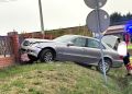 17-latek uderzył Mercedesem w&nbsp;ogrodzenie cmentarza w&nbsp;Rudnej Wielkiej. Dwie osoby trafiły do&nbsp;szpitala