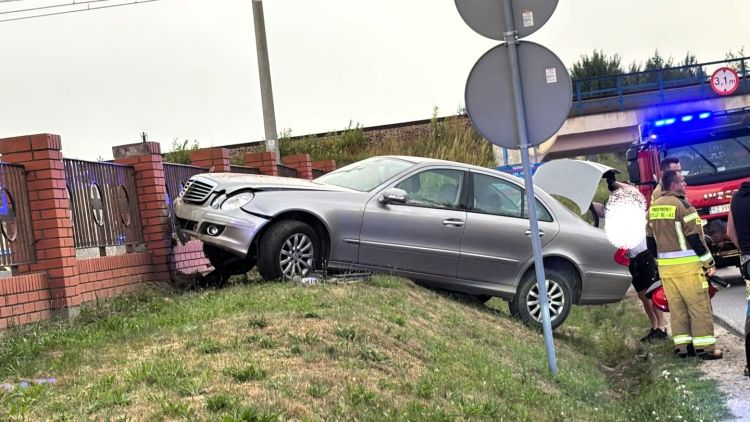 17-latek uderzył Mercedesem w ogrodzenie cmentarza w Rudnej Wielkiej. Dwie osoby trafiły do szpitala 1 - Polskie Radio Rzeszów 17-latek uderzył Mercedesem w ogrodzenie cmentarza w Rudnej Wielkiej. Dwie osoby trafiły do szpitala
