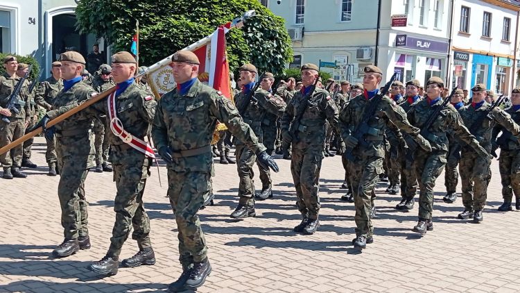 Święto 3. PBOT w Tarnobrzegu. Defilada, sprzęt i pokaz służb 1 - Polskie Radio Rzeszów Święto 3. PBOT w Tarnobrzegu. Defilada, sprzęt i pokaz służb