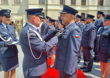 Święto Podkarpackiej Służby Więziennej w&nbsp;Krasiczynie. Awanse, odznaczenia i&nbsp;podziękowania dla funkcjonariuszy