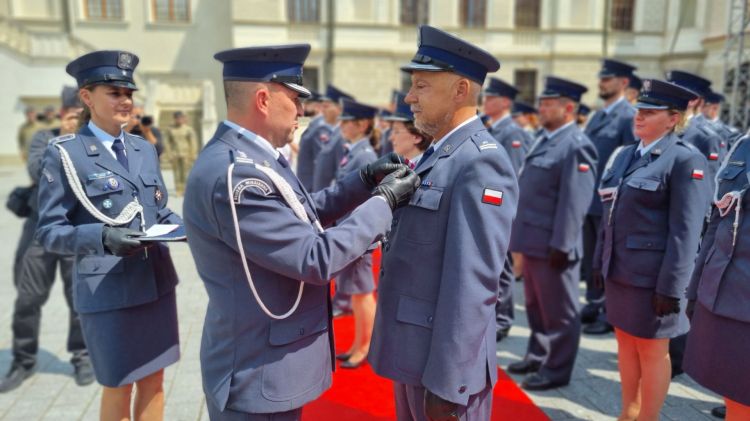 Święto Podkarpackiej Służby Więziennej w&nbsp;Krasiczynie. Awanse, odznaczenia i&nbsp;podziękowania dla funkcjonariuszy