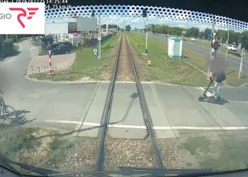 Zderzenie z&nbsp;16-latka na&nbsp;hulajnodze z&nbsp;szynobusem. POLREGIO opublikowało nagranie