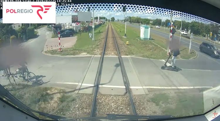 Zderzenie 16-latka na hulajnodze z szynobusem. POLREGIO opublikowało nagranie 1 - Polskie Radio Rzeszów Zderzenie 16-latka na hulajnodze z szynobusem. POLREGIO opublikowało nagranie
