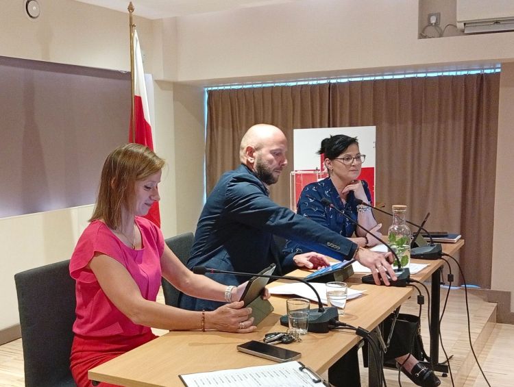 Zmiany w Radzie Miejskiej w Nowej Dębie. Odwołano przewodniczącą i wiceprzewodniczącego 2 - Polskie Radio Rzeszów Zmiany w Radzie Miejskiej w Nowej Dębie. Odwołano przewodniczącą i wiceprzewodniczącego - Polskie Radio Rzeszów