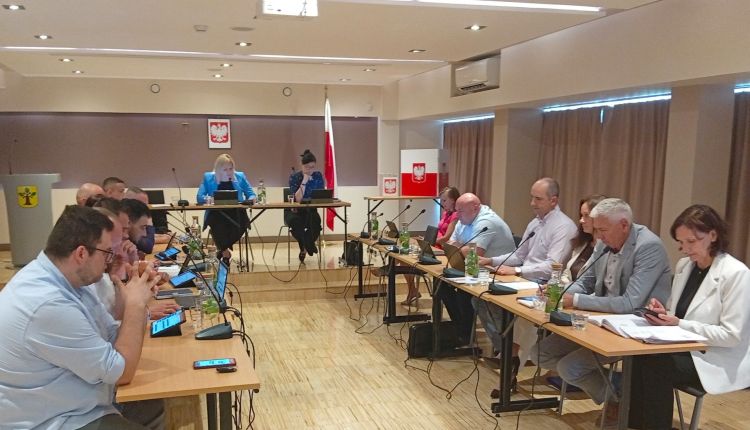 Zmiany w Radzie Miejskiej w Nowej Dębie. Odwołano przewodniczącą i wiceprzewodniczącego 1 - Polskie Radio Rzeszów Zmiany w Radzie Miejskiej w Nowej Dębie. Odwołano przewodniczącą i wiceprzewodniczącego