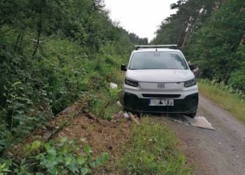 Zabrał firmowy samochód mimo zakazu prowadzenia. Auto porzucił w&nbsp;lesie