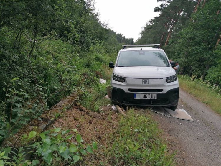 Zabrał firmowy samochód mimo zakazu prowadzenia. Auto porzucił w lesie 1 - Polskie Radio Rzeszów Zabrał firmowy samochód mimo zakazu prowadzenia. Auto porzucił w lesie