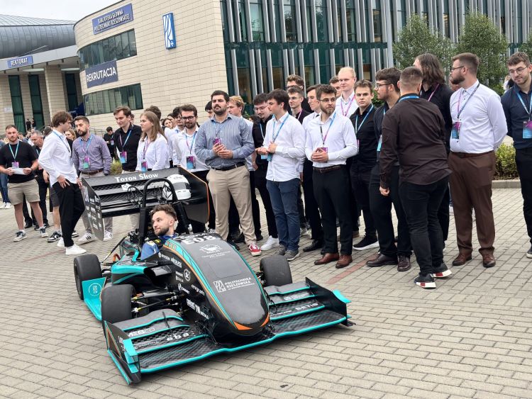 Nowy bolid elektryczny Politechniki Rzeszowskiej. Studenci ruszają po&nbsp;podium