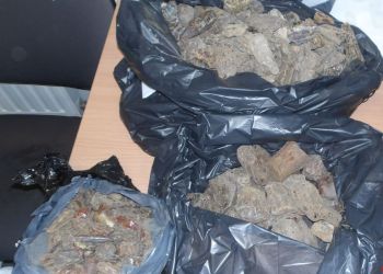 Blisko 62 kilogramy bursztynu w busie. Przemyt udaremniony w Korczowej 2 - Polskie Radio Rzeszów Blisko 62 kilogramy bursztynu w busie. Przemyt udaremniony w Korczowej