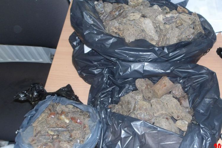Blisko 62 kilogramy bursztynu w busie. Przemyt udaremniony w Korczowej 1 - Polskie Radio Rzeszów Blisko 62 kilogramy bursztynu w busie. Przemyt udaremniony w Korczowej