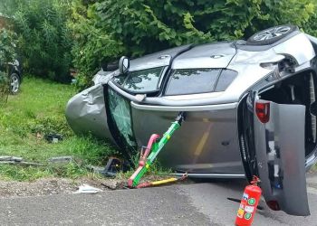 Trzy osoby, w&nbsp;tym dziecko przewiezione do&nbsp;szpitala po&nbsp;dachowaniu auta w&nbsp;Wesołej