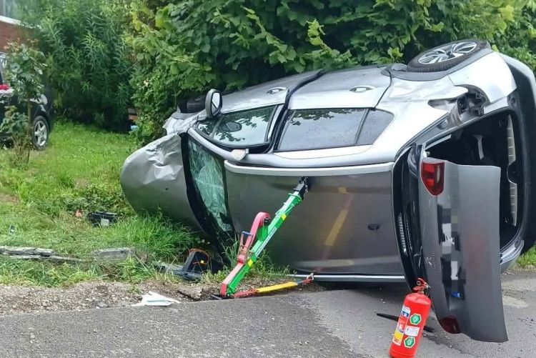 Trzy osoby, w&nbsp;tym dziecko przewiezione do&nbsp;szpitala po&nbsp;dachowaniu auta w&nbsp;Wesołej