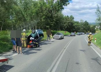 Utrudnienia na DK73 w Kołaczycach. Dachował mikrobus 2 - Polskie Radio Rzeszów Utrudnienia na DK73 w Kołaczycach. Dachował mikrobus