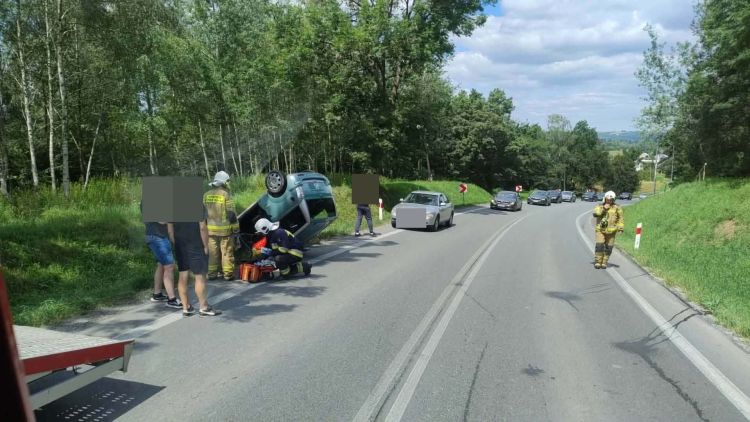 Utrudnienia na&nbsp;DK73 w&nbsp;Kołaczycach. Dachował mikrobus