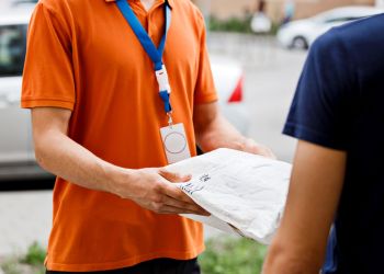 Listonosz z&nbsp;Rzeszowa walczy o&nbsp;tytuł „Listonosza Roku 2026”. Można już głosować