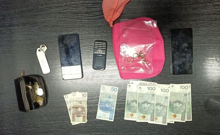 18-latka aresztowana po oszustwie „na wnuczka”. Seniorka z Rzeszowa straciła pieniądze i biżuterię 1 - Polskie Radio Rzeszów 18-latka aresztowana po oszustwie „na wnuczka”. Seniorka z Rzeszowa straciła pieniądze i biżuterię