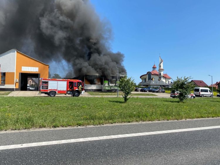 Pożar w&nbsp;zakładzie motoryzacyjnym w&nbsp;Sędziszowie Małopolskim [AKTUALIZACJA]