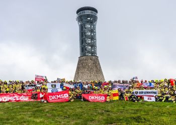 Podkarpaccy strażacy zdobyli Śnieżnik dla Fundacji DKMS. Na szlak wyruszyli w pełnym umundurowaniu 2 - Polskie Radio Rzeszów Podkarpaccy strażacy zdobyli Śnieżnik dla Fundacji DKMS. Na szlak wyruszyli w pełnym umundurowaniu