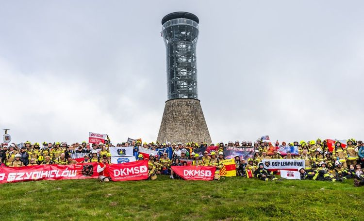 Podkarpaccy strażacy zdobyli Śnieżnik dla Fundacji DKMS. Na&nbsp;szlak wyruszyli w&nbsp;pełnym umundurowaniu